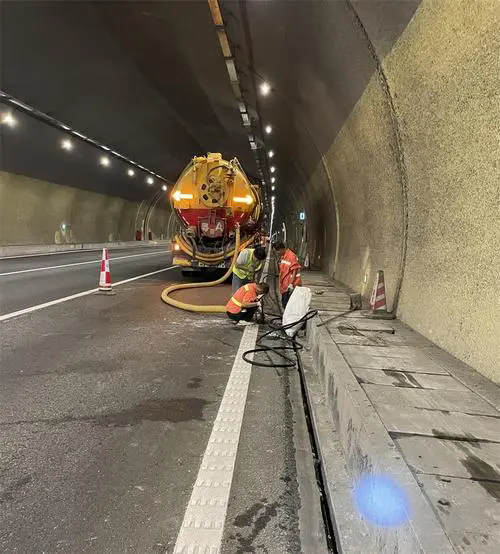 双峰隧道排水渠清淤